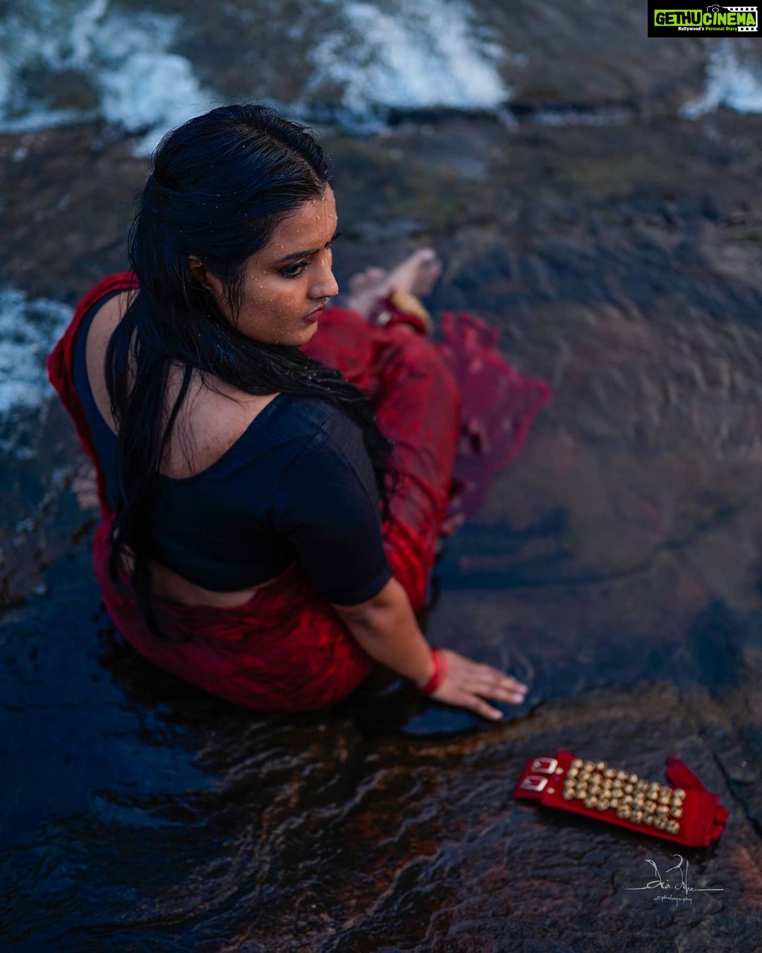 Roshna Ann Roy Instagram - ഒന്നും നഷ്ടപ്പെടാനോ നേടാനോ ഇല്ലാത്ത ലോകം... 🌷🌷😍😍🌷🌷 ഞാൻ എഴുതിയ വാക്കുകൾ ഒരു പുഴയായി ജനിക്കട്ടെ.. പുഴയായവൾ എന്നെ പുണരാൻ കൊതിക്കട്ടെ.. പുണരുന്ന വേളയിൽ മഴയായ് തെറിക്കട്ടെ.. മഴനീരിനോളത്തിൽ പുതുസ്വപ്നങ്ങൾ കിളിർക്കട്ടെ.. കൈപ്പിടിയിലൊതുങ്ങാതെ തഴുകിമറയട്ടെ.. പുഴയായവൾ വീണ്ടും സ്വപ്നങ്ങൾതീർക്കട്ടെ.. തിരയായവനോടു ചേർന്നങ്ങോഴുകട്ടെ... ❤..❤️...
