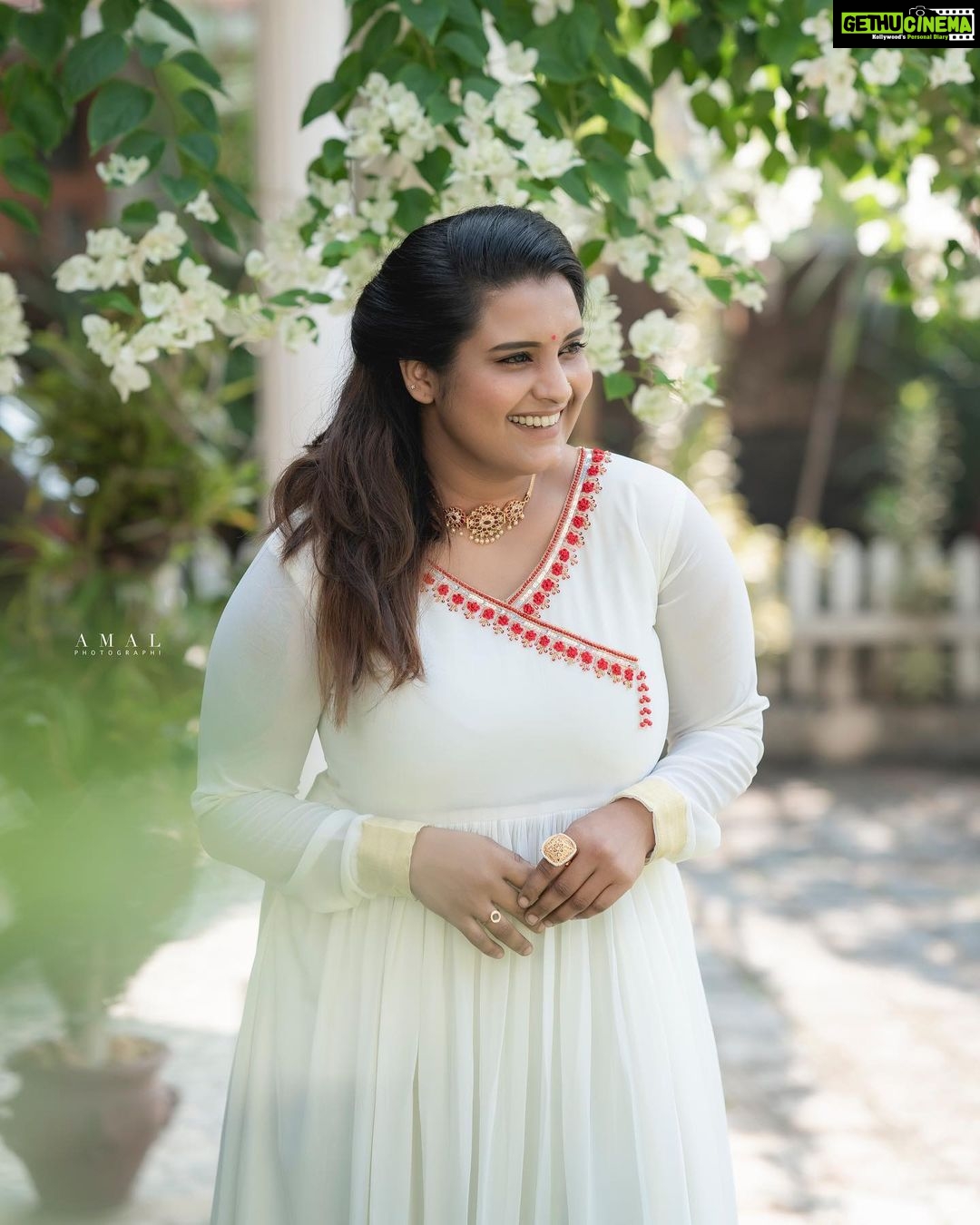 Roshna Ann Roy Instagram - Learn to smile at every situation. ♥️ See it as an opportunity to prove your strength and ability." ♥️. . . . .📸 : @amal_photographi_ 👗. : @mizhi_boutique Mua : @aiswaryasmakeover Jwellery : @inikacollections #goodday #instagood #instagram #keralaphotoshoot #photooftheday #photoshoot #photographylovers #photographer #keralagram #morning #roshna #happyday #life #motivated #happiness #roshnaannroy #myhappymoments #workhard
