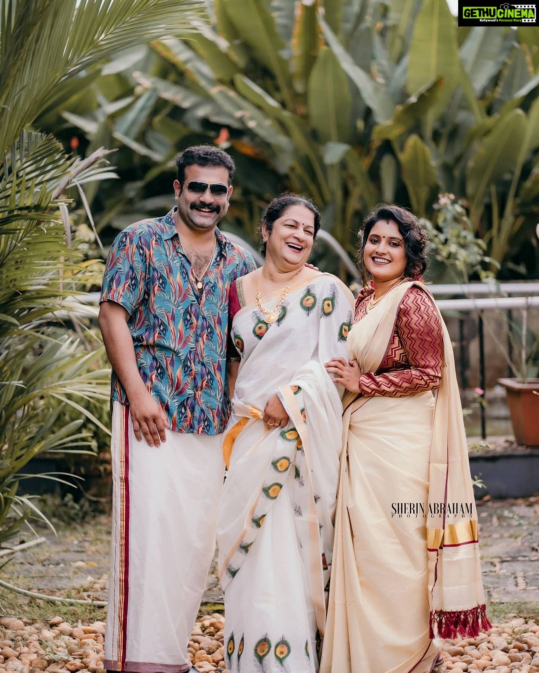 Roshna Ann Roy Instagram - ഒരു ഫാമിലി ചിത്രം ♥ @sherinabrahamphotography