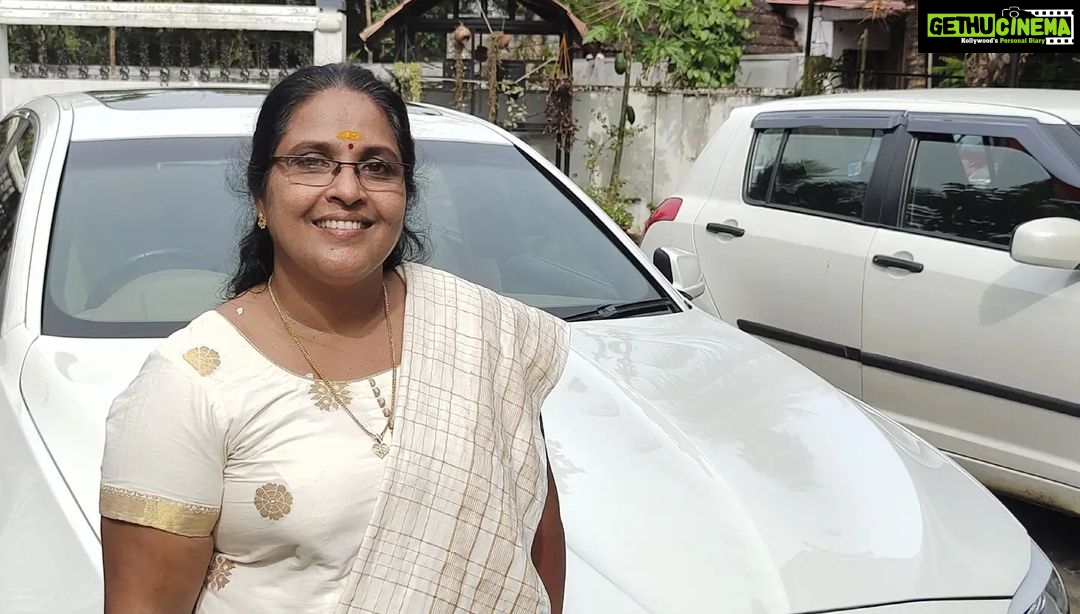 Roshna Ann Roy Instagram - അപ്പന്റെ ഓർമ്മ ദിവസം ! 30/09 എല്ലാ വർഷവും ഈ ദിവസം അപ്പന് വേണ്ടി കുർബാനയും പ്രാർത്ഥനയും ❤️...സ്വർഗത്തിൽ അപ്പച്ചി " (അങ്ങനെ ആണ് ഞാൻ വിളിക്കാറ്...)സന്തോഷിക്കുന്നുണ്ടാകും ♥!!! അപ്പനെ കുറിച്ച് ഓർക്കാനൊരവസരം അമ്മ തന്നിട്ടില്ല,അതു കൊണ്ട് തന്നെയാണ് ഈ ഒരു post... അമ്മയെ കുറിച്ചോ എന്നെ കുറിച്ചോ അപ്പന് യാതൊരു ടെൻഷനും ഉണ്ടായിരുന്നില്ല എന്നു തോന്നുന്നു.. ♥ അതോണ്ട് തന്നെ പുള്ളി nice ആയിട്ടു വിട്ടു.... അപ്പൻ എനിക്കു വേണ്ടി ഒന്നും ചെയ്തിട്ടില്ല, അമ്മക്ക് പിന്നെ അതോണ്ട് വളരെ എളുപ്പ്മായിരുന്നു 😂😂 അപ്പനെ പറ്റി എല്ലാരും പറയുന്നത് : ഒരുപാട് സ്നേഹമുള്ള മോനാണ്, എപ്പളും വിളിച്ചാൽ എല്ലാത്തിനും ഒപ്പമുണ്ടാകും എന്നൊക്കെയാണ്... പക്ഷേ സ്നേഹമിട്ടു പുഴുങ്ങിയാൽ ചോറാകില്ലല്ലോ..... നല്ല റേഷനരിയുടെ രുചി അറിഞ്ഞു വളർന്നു വന്നയാളാണ് ഞാൻ.... ❤എനിക്കതു പറയാൻ സന്തോഷമേ ഉള്ളൂ... എന്തായാലും ... 😂 അമ്മക്ക് മരണ അടക്കും കഴിഞ്ഞ് വീട്ടിൽ വന്നത് മുതൽ കോളായിരുന്നു.... 😂 അതായിരിക്കണം വിധി , അമ്മ അതൊരു sports spiritil എടുത്തത് കൊണ്ട് കൊഴപ്പല്യ!!😂 അന്ന് തോട്ടു തൊടങ്ങിയ വേവലാതി ആണ്.. ഇപ്പ കൊറച്ചു മാറിയതു എന്നെ മറ്റൊരാൾക്ക് ഏൽപ്പിച്ചു കൊടുത്തപ്പോളാണ്, എന്നാലും എന്തേലും കുരു ത്തക്കേടും പറഞ്ഞു ഞാൻ വിളിക്കും.... അതിനും സമാധാനം ഉണ്ടാക്കണത് അമ്മയാണ്... 😂 അമ്മയോട് എനിക്കു ഒരായിരം നന്ദി യുണ്ട് 🙏🏻. എന്നെ ഇത്രയും strong ആയ പെൺകുട്ടി ആക്കിയതിനു.... എല്ലാത്തിനും കഴിവുള്ളവളാക്കി വളരാൻ എനിക്കു പറ്റിയത് അപ്പൻ പോയത് കൊണ്ട് തന്നെയാണ്... അതോണ്ട് അപ്പച്ചിക്കും ഒരായിരം നന്ദി ❤❤