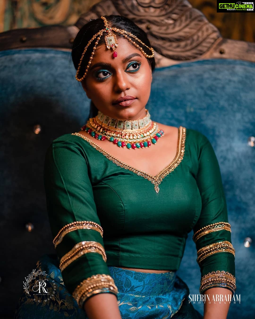 Roshna Ann Roy Instagram - We, makeup artists, are a unique bunch of people; we don’t have the classic brain, the classic training, but we’re creative, so we figure it out.”... Inframe :@sruthyjayan.me ❤️📸 :@sherinabrahamphotography Concept & mua : @roshna.ann.roy Shoot for : @rr.makeovers Styling : @i_____mahii Costume : @babe_by_minnumariya Jwells : @page3studiobyunaismustafa Page 3 Studio by Unais Mustafa