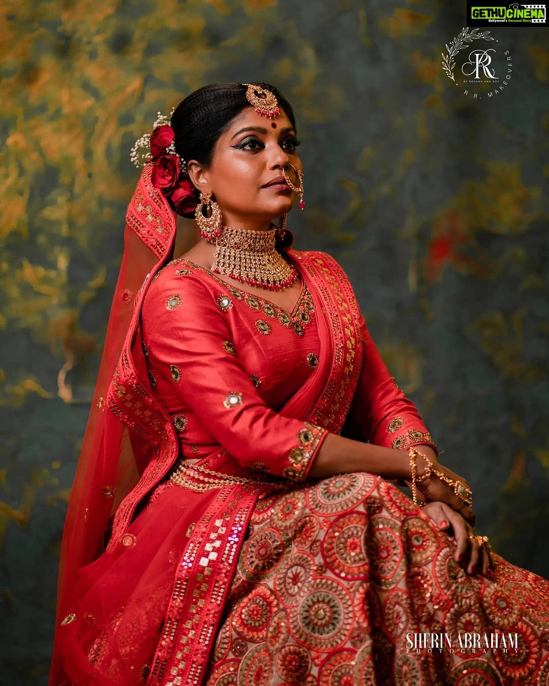 Roshna Ann Roy Instagram - Happiest work for this lady β€ Thank u somuch sruthyiiieee....... Thanks alot for whole cooperation β€ When i started my career in makeup, trying to get her for my work, now its done with the extrem level π Inframe : @sruthyjayan.me And here i wnna thank the best phtogrpher i have met!!!!! πΈ : @sherinabrahamphotography Mua : @roshna.ann.roy for @rr.makeovers Styling : @i_____mahii β€ Costume& jwells : @page3studiobyunaismustafa Assisted : @shika_girish
