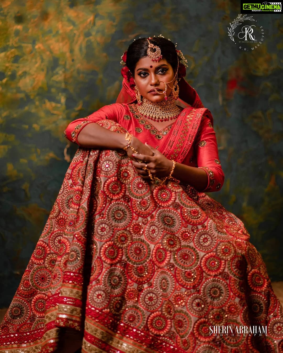 Roshna Ann Roy Instagram - Happiest work for this lady β€ Thank u somuch sruthyiiieee....... Thanks alot for whole cooperation β€ When i started my career in makeup, trying to get her for my work, now its done with the extrem level π Inframe : @sruthyjayan.me And here i wnna thank the best phtogrpher i have met!!!!! πΈ : @sherinabrahamphotography Mua : @roshna.ann.roy for @rr.makeovers Styling : @i_____mahii β€ Costume& jwells : @page3studiobyunaismustafa Assisted : @shika_girish
