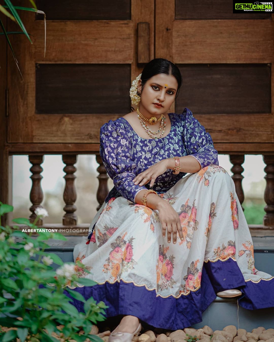 Roshna Ann Roy Instagram - Onam vibes ♥ @albertantony_photography @inikacollections @aatmabyamitha