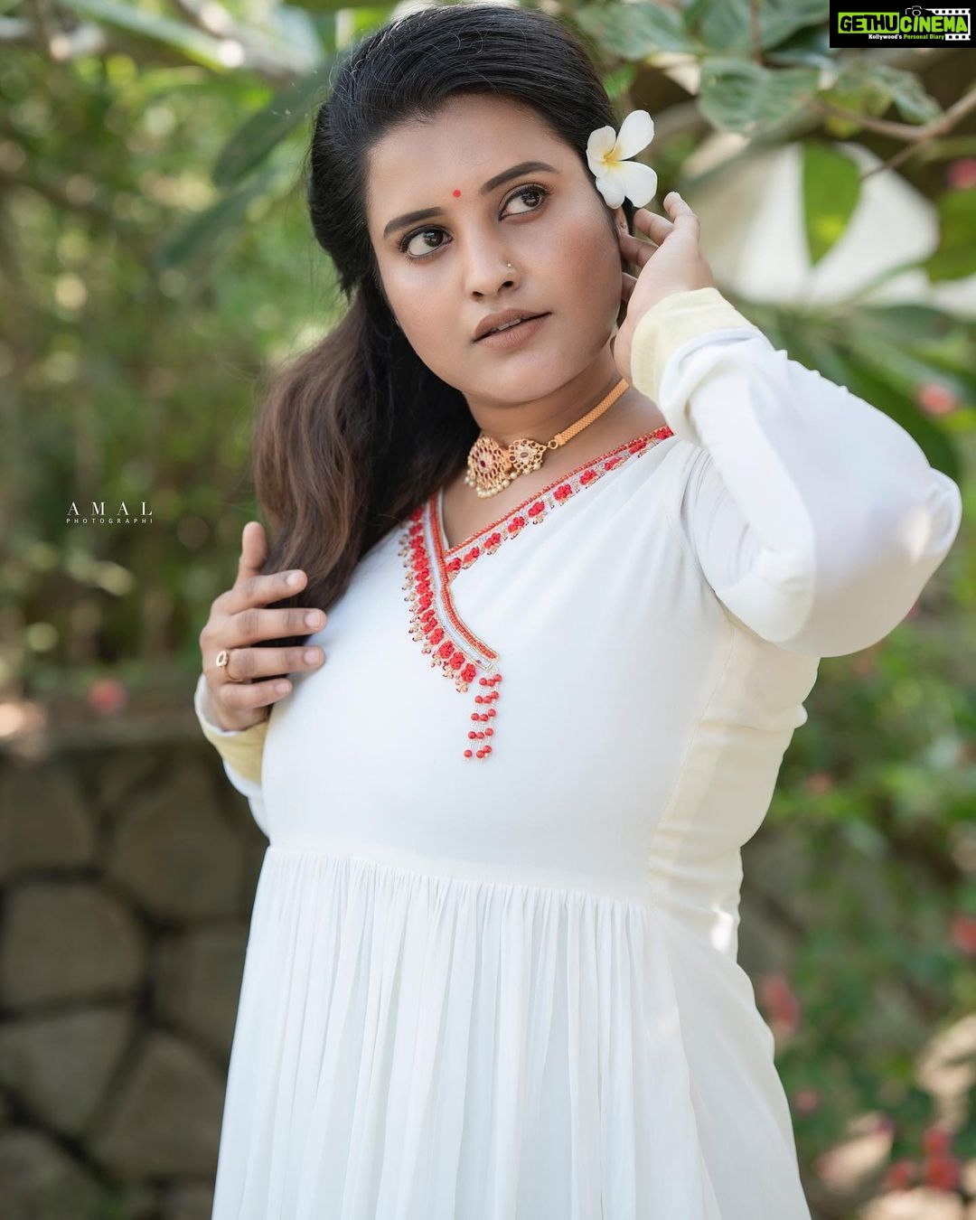 Roshna Ann Roy Instagram - Your relationship with yourself sets π€the tone for every other relationship you have.ββ€οΈβπ₯β¦ . . πΈ. : @amal_photographi_ π : @mizhi_boutique Jwellery: @inikacollections Mua : @aiswaryasmakeover #roshna #roshnaannroy #keralaphotoshoot #photography #mallugirl #malayalamsongs #keralam #wedding #weddingphotography #november #actresses #malayali #keralagallery