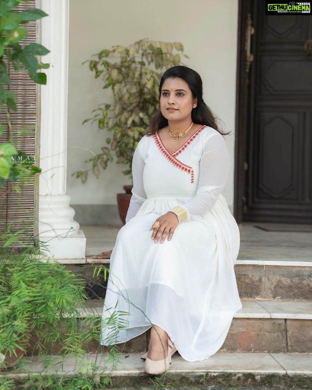 Roshna Ann Roy Instagram - Be thankful for what you have; 🙏 you'll end up having more. If you concentrate on what you don't have, you will never, ever have enough.✌🏽🌼” . . Good morning all .. ☀️”””!!! . . .📸 : @amal_photographi_ 👗. : @mizhi_boutique Mua : @aiswaryasmakeover Jwellery : @inikacollections #goodday #instagood #instagram #keralaphotoshoot #photooftheday #photoshoot #photographylovers #photographer #keralagram #morning #roshna #happyday #life #motivated #happiness #roshnaannroy #myhappymoments #workhard