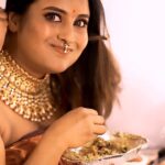 Roshna Ann Roy Instagram - !!! 🙏🏻Thank u all , എന്നെ support ചെയ്ത എല്ലാവരോടും നന്ദി പറയുന്നു, ഒരുപാട് സ്നേഹത്തോടെ ഞങ്ങളുടെ shoot BTS ഇവിടെ post ചെയ്യുന്നു Un digestive content ആയി ഇതിനെ കാണണക്കാക്കിയ ഒരുപാട് comments ഞാൻ വായിച്ചിരുന്നു, പൊങ്കാല as usual ആണ് എന്നാലും ഇതെന്താണ് ആളുകൾക്കു ഇത്ര അസ്സഹനീയമായി കുരു പൊട്ടുന്നതെന്നു മനസിലാകുന്നില്ല !!!🤞🏾😔 non dieted kundhavai, kundhavai അമ്മായി 😆🤣lots of bad comments “ (smile’s ) So❤️ my dear insta fam , Everything is about looks and comparisons, My body nd looks is not ur concern!!! 🙏🏻 so എന്നെ പറ്റി ഒരു വെഷമം ആർക്കും വേണ്ട 🙏🏻 Thank u evryone who supported, who loved ♥️ എല്ലാ സ്നേഹത്തിനും സഹകരണത്തിനും ഒരുപാട് നന്ദി 🙏🏻 ഞാൻ എന്റെ കഴിവിൽ പരമാവധി ചെയ്തിട്ടുള്ള work ആണ് ഇത് ,അപ്പൊ konjam adjust pannikko!!! 🙏🏻 appreciative Team work ❤️ Team❤📸📽️👩‍🦳” Direction & production : @roshna.ann.roy 📸 : @sherinabrahamphotography 📽️ : @pranavcsubash_photography Mua: @rr.makeovers Assist : @aiswaryasmakeover @styles_by_deepika Saree : @shainbyshailuravi & @manka.couture Jwells : @ladies_planet_rental_jewellery BTS : @roshith_ravindran Cuts : @anandhu.efx Studio : @studio_maxxo Special thanks : @huwais.majeed Vishnu #keralamuslimbride #bridalwork #ps1 #ponniyinselvan #aiswaryarai #aishwaryarai #ponniyanselvan♦️ #nandhini #ps1trailer #ps1 #makeupartist #rrmakeovers #keralamakeupstyle #kundavai #kundhavai #karthi #surya #trisha #maniratnam #maniratnammagic #keralahinduwedding #hindubride #keralamakeup #wedding #weddingphotography #makeovercosmetics #roshnaannroy #bride #bridesmaids #hinduwedding #keralaweddingphotography