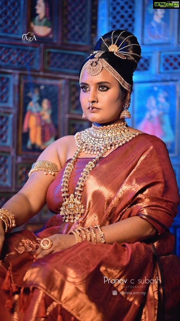 Roshna Ann Roy - 14.3K Likes - Thank u evryone who supported, who loved ♥️
konjam adjust pannikko!!! 🙏🏻
Recreating the character
🤗🤍🤎"KUNDHAVAI “ 🤎🤍
“KUNDHAVAI “ ♥️ appreciative Team work ❤️
Team❤📸📽️👩🦳"
Direction & production : @roshna.ann.roy
📽️ : @pranavcsubash_photography
Cuts : @abhishek.g_a
Mua: @rr.makeovers
Assist : @aiswaryasmakeover
@styles_by_deepika
Saree : @shainbyshailuravi
Jwells : @ladies_planet_rental_jewellery
Studio : @studio_maxxo
Special thanks : @huwais.majeed
Vishnu
#keralamuslimbride #bridalwork #ps1 #ponniyinselvan #roshnaannroy #aiswaryarai #aishwaryarai #ponniyanselvan♦️ #nandhini #ps1trailer #ps1 #makeupartist #rrmakeovers #keralamakeupstyle #kundavai #kundhavai #karthi #surya #trisha #maniratnam #maniratnammagic #keralahinduwedding #hindubride #keralamakeup #wedding #weddingphotography #makeovercosmetics #roshnaannroy #bride #bridesmaids #hinduwedding #keralaweddingphotography