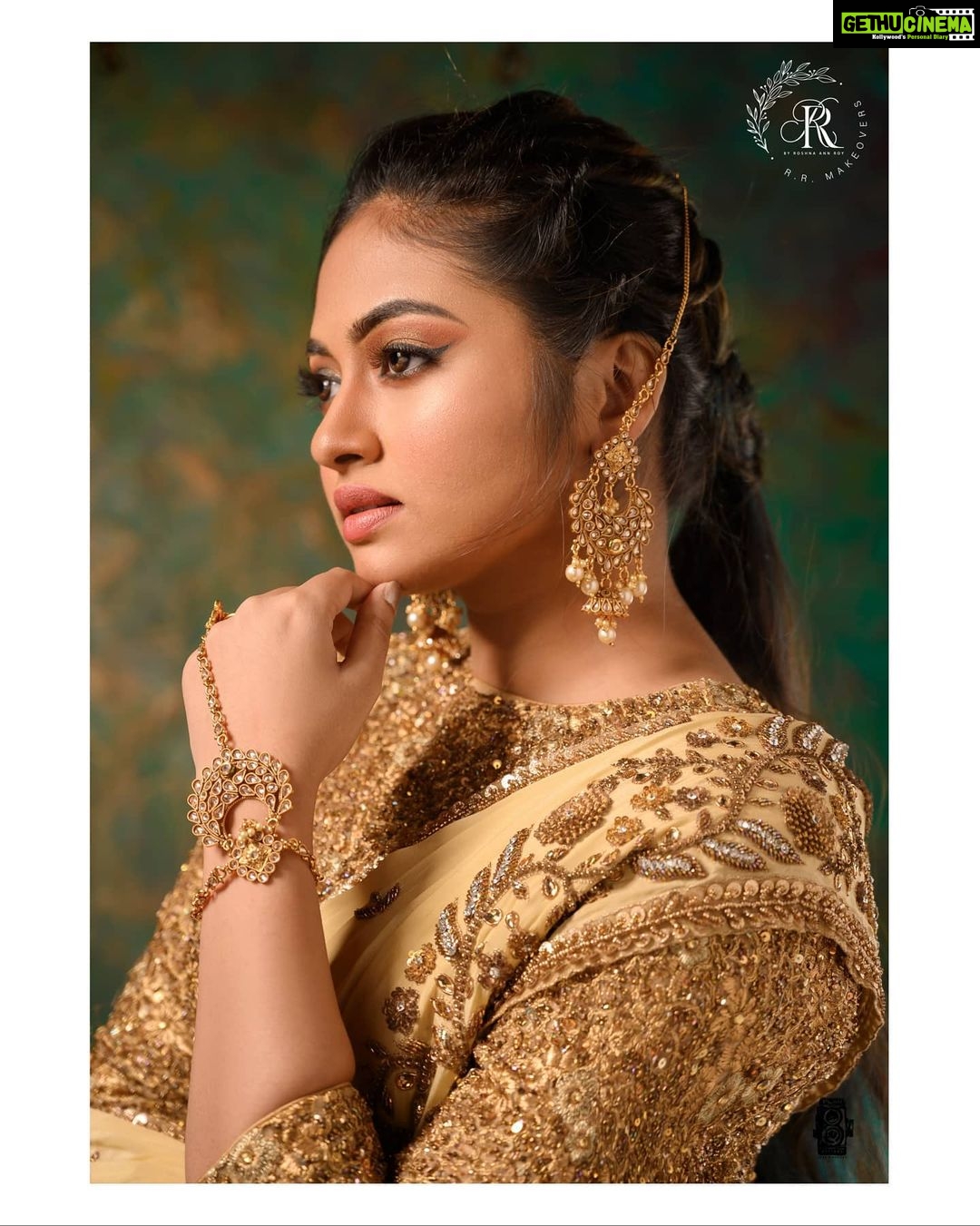 Roshna Ann Roy Instagram - 2nd " series 📸, 😊😊 Inframe : @shaalinzoya ❤ Thank u somuch for this grt deal ♥ ♥ I wish to thank my whole team 🙏 Especially , @jibinartist ♥ Shoot for : @rr.makeovers 📸 : @plan.b.actions Assisted : @dayonphotos Makeup & concept : @roshna.ann.roy Styling : @sanliya_sabu Costume & jwells : @page3studiobyunaismustafa creative support : @shika_girish