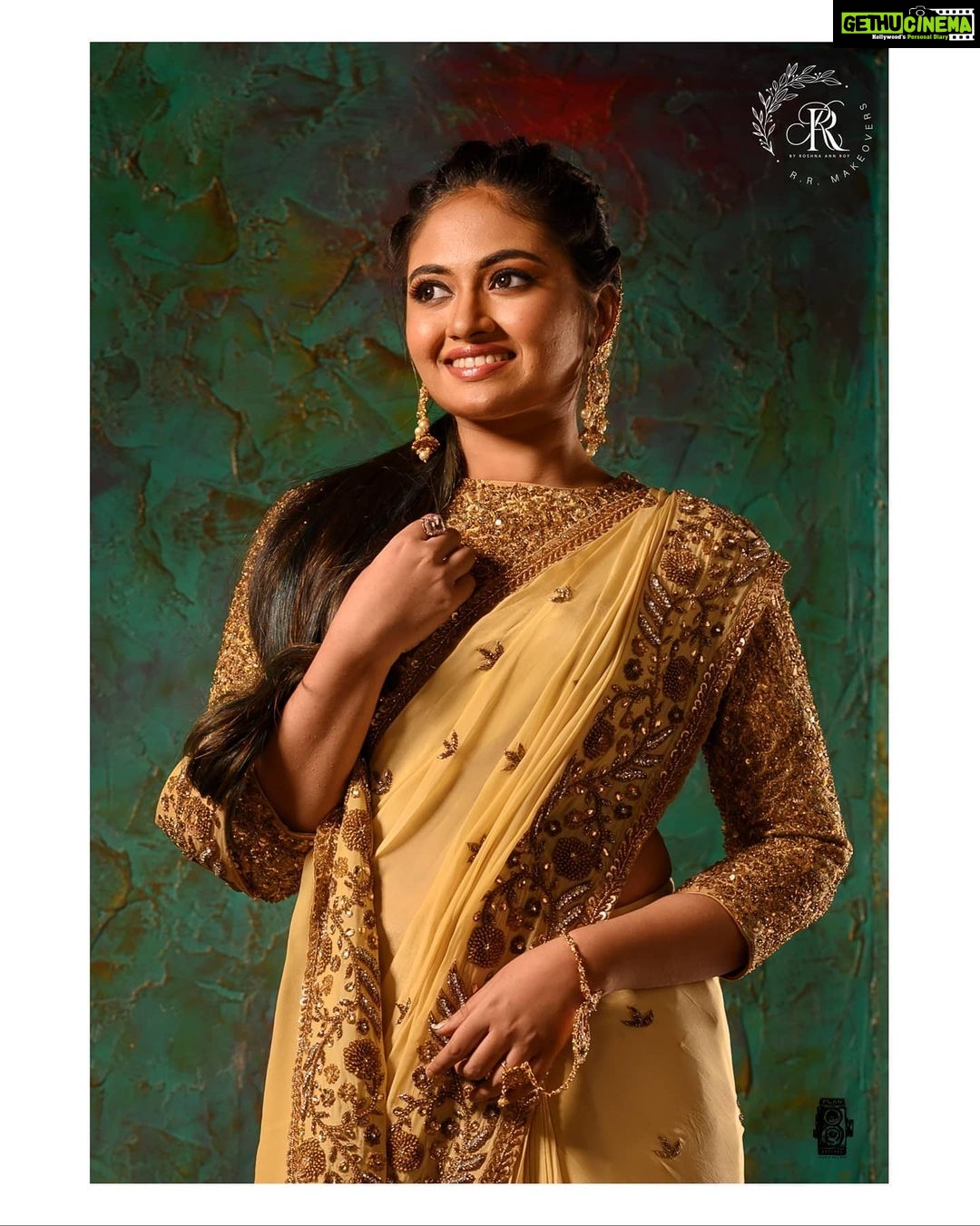 Roshna Ann Roy Instagram - 2nd " series 📸, 😊😊 Inframe : @shaalinzoya ❤ Thank u somuch for this grt deal ♥ ♥ I wish to thank my whole team 🙏 Especially , @jibinartist ♥ Shoot for : @rr.makeovers 📸 : @plan.b.actions Assisted : @dayonphotos Makeup & concept : @roshna.ann.roy Styling : @sanliya_sabu Costume & jwells : @page3studiobyunaismustafa creative support : @shika_girish