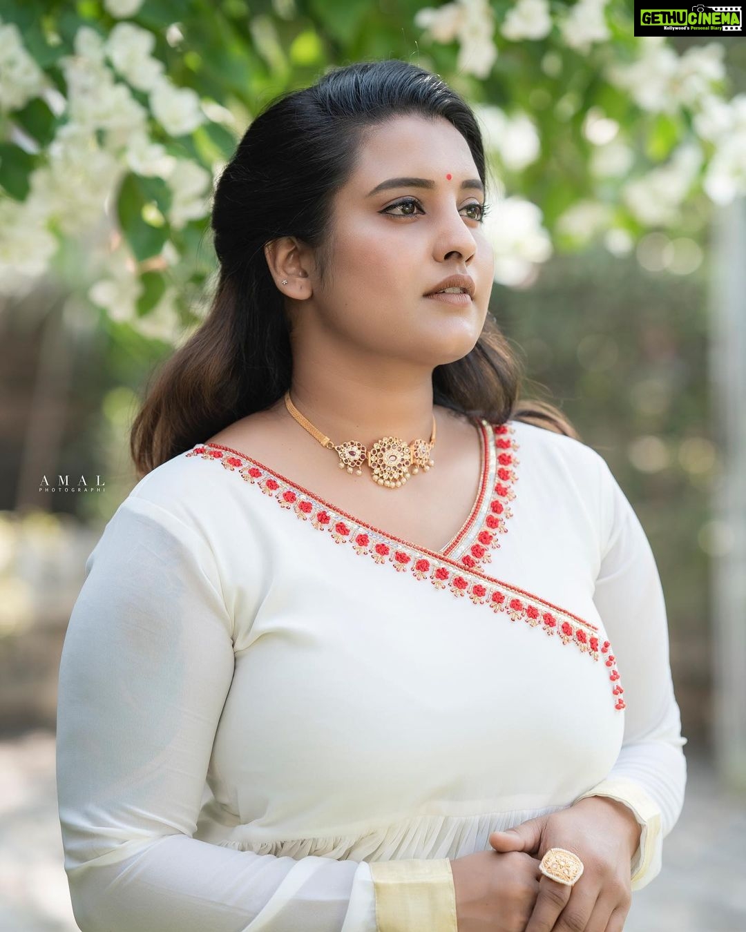 Roshna Ann Roy Instagram - Learn to smile at every situation. ♥️ See it as an opportunity to prove your strength and ability." ♥️. . . . .📸 : @amal_photographi_ 👗. : @mizhi_boutique Mua : @aiswaryasmakeover Jwellery : @inikacollections #goodday #instagood #instagram #keralaphotoshoot #photooftheday #photoshoot #photographylovers #photographer #keralagram #morning #roshna #happyday #life #motivated #happiness #roshnaannroy #myhappymoments #workhard