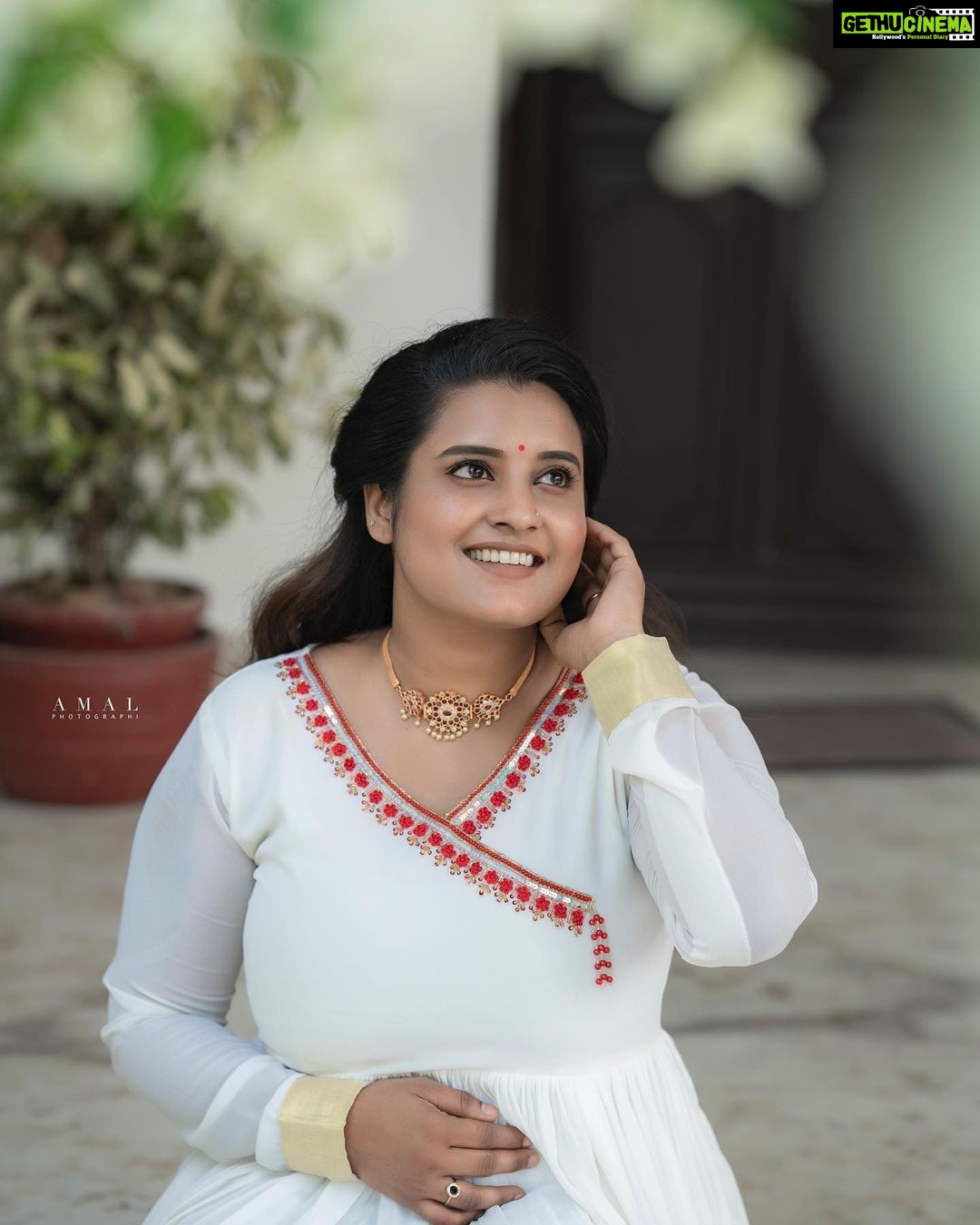 Roshna Ann Roy Instagram - Learn to smile at every situation. ♥️ See it as an opportunity to prove your strength and ability." ♥️. . . . .📸 : @amal_photographi_ 👗. : @mizhi_boutique Mua : @aiswaryasmakeover Jwellery : @inikacollections #goodday #instagood #instagram #keralaphotoshoot #photooftheday #photoshoot #photographylovers #photographer #keralagram #morning #roshna #happyday #life #motivated #happiness #roshnaannroy #myhappymoments #workhard