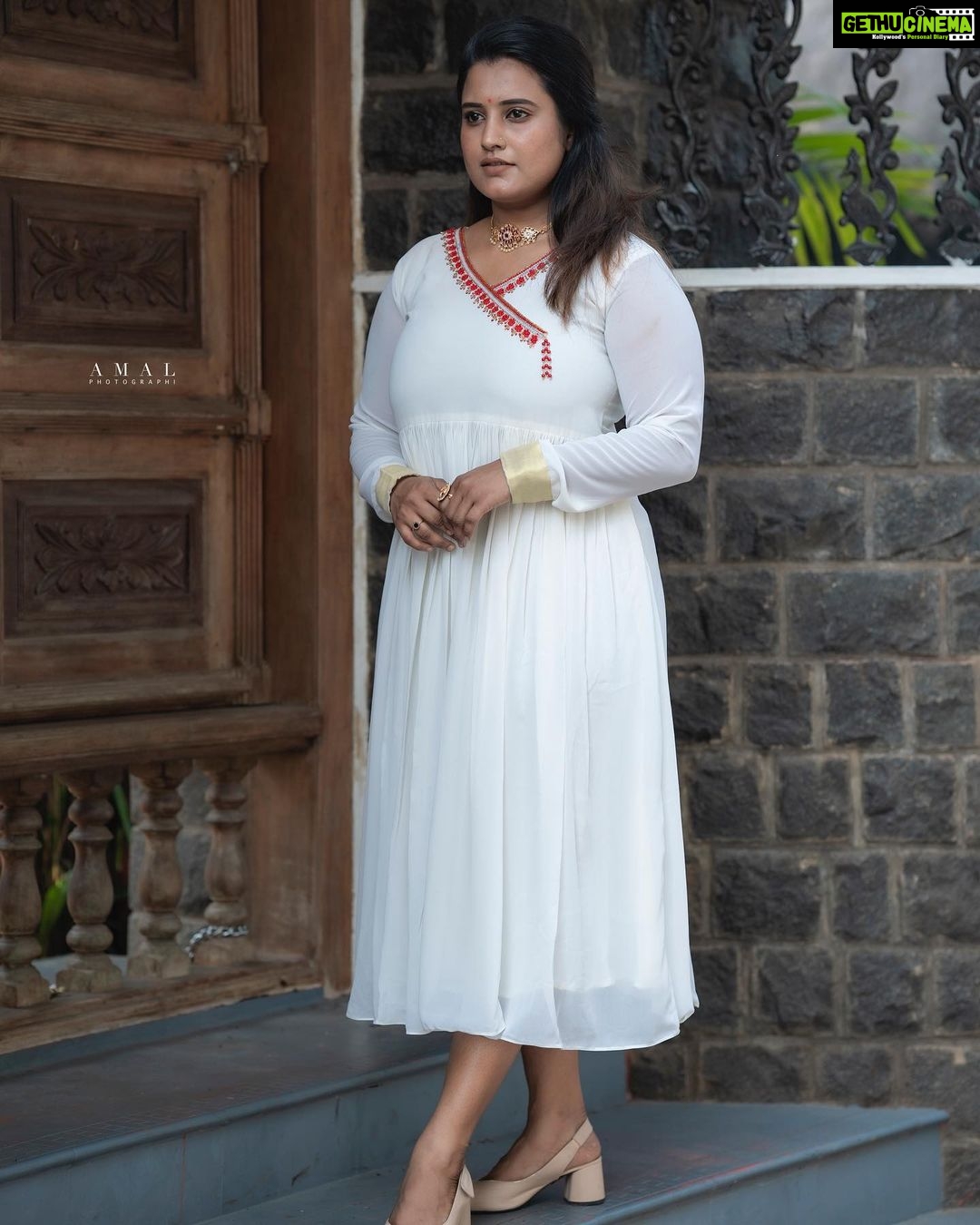 Roshna Ann Roy Instagram - Learn to smile at every situation. ♥️ See it as an opportunity to prove your strength and ability." ♥️. . . . .📸 : @amal_photographi_ 👗. : @mizhi_boutique Mua : @aiswaryasmakeover Jwellery : @inikacollections #goodday #instagood #instagram #keralaphotoshoot #photooftheday #photoshoot #photographylovers #photographer #keralagram #morning #roshna #happyday #life #motivated #happiness #roshnaannroy #myhappymoments #workhard
