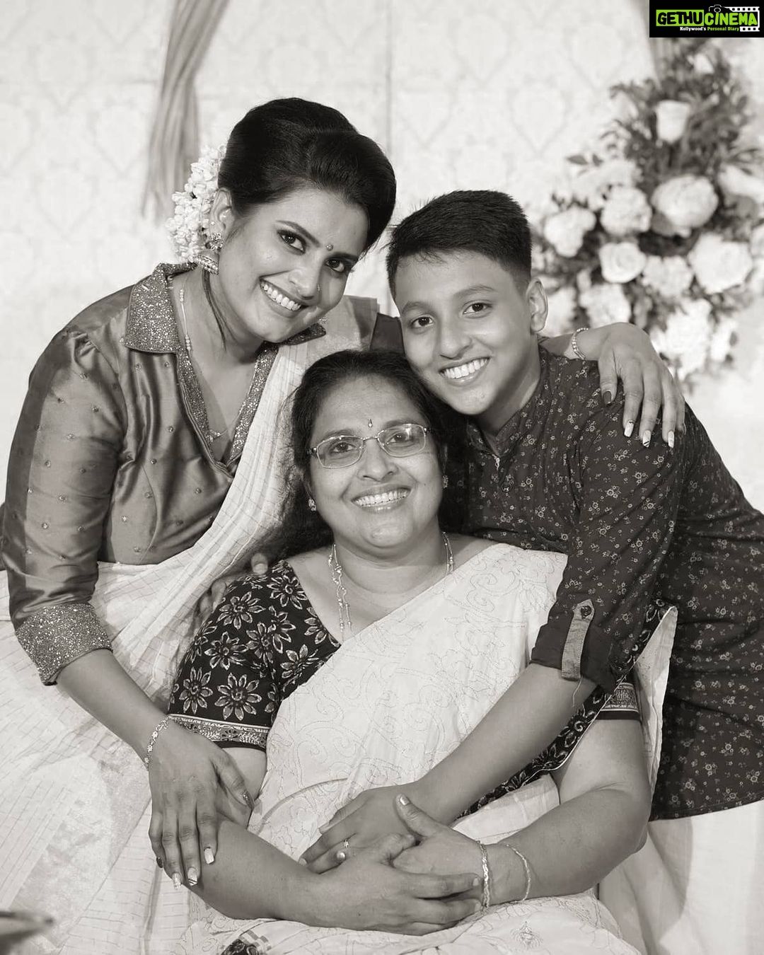 Roshna Ann Roy Instagram - ഇതിലും വലിയ ചിരി സ്വപ്നങ്ങളിൽ മാത്രം!!!😍😂(ഒരു file ചിത്രം ) . . #happywomensday❤️ അമ്മ "... We love u...#march8 ❤ #storngerthanever