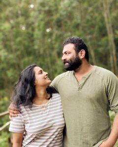 Roshna Ann Roy Instagram - "Have enough courage to trust love one more time ......
and always one more time.......😍
@kichutellus ♥

 Loc : @camp_marten