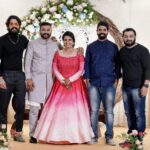 Roshna Ann Roy Instagram - ടീമേ.......😍 In frame : @shiyaskareem @zinil_z & @bineeshbastin 💞