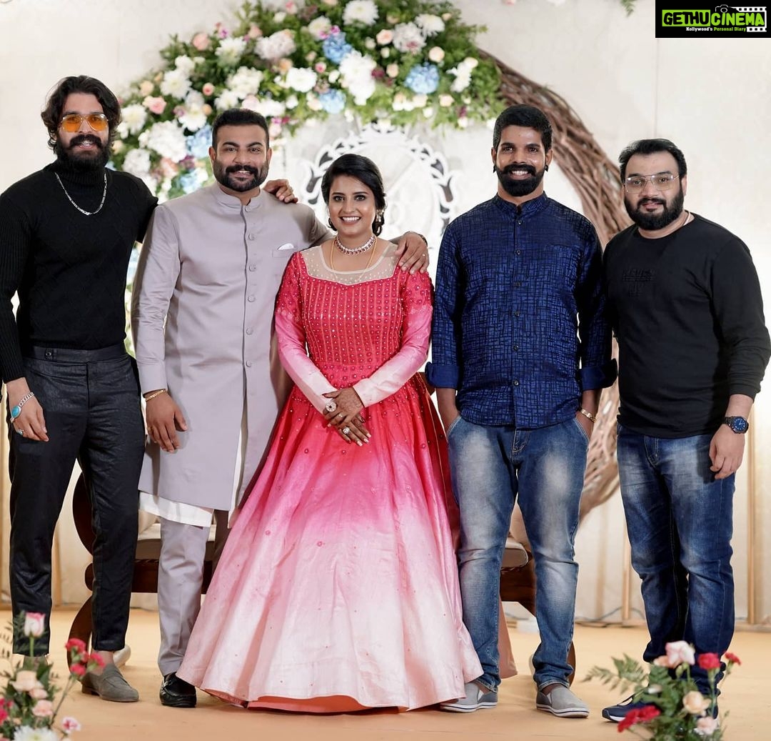 Roshna Ann Roy Instagram - ടീമേ.......😍 In frame : @shiyaskareem @zinil_z & @bineeshbastin 💞