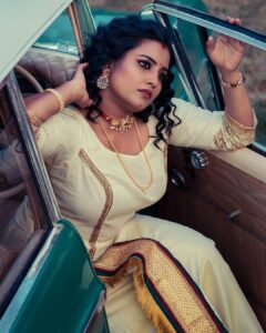 Roshna Ann Roy Instagram - 📸 : @mojin_thinavilayil #day4wedding 
Costume : @cameella_boutique
Mua : @antony.k.x
Jwells : @macsjewelry