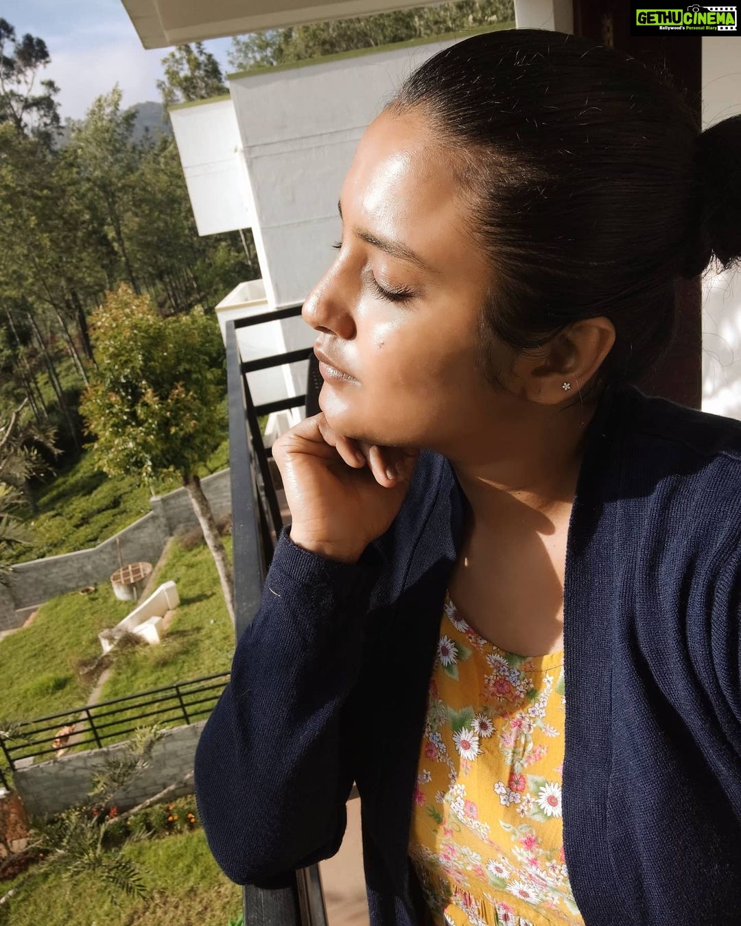 Roshna Ann Roy Instagram - “Kissed by the sun.” .... ❤ Coonor Nilgris Tamil Nadu