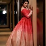 Roshna Ann Roy Instagram - Reception ❤️ series' .... 📸. : @sainu_whiteline @_whitelinephotography_ . Mua : @__ektha_bridesofficial 🧡 Designer : @page3studiobyunaismustafa Loc : @marriotthotels #29.11.20