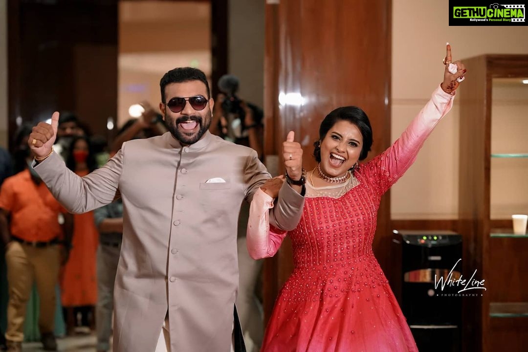 Roshna Ann Roy Instagram - Reception ❤️ series' .... @kichutellus . . Mua : @__ektha_bridesofficial 🧡 Designer : @page3studiobyunaismustafa Loc : @marriotthotels #29.11.20 Kichu's suite : @hemmerdesigns Mua & styling : @soorajskofficial Marriott Hotel Kochi