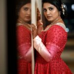 Roshna Ann Roy Instagram - Reception ❤️ series' .... Mua : @__ektha_bridesofficial 🧡 Designer : @page3studiobyunaismustafa Loc : @marriotthotels #29.11.20 Marriott Hotel Kochi
