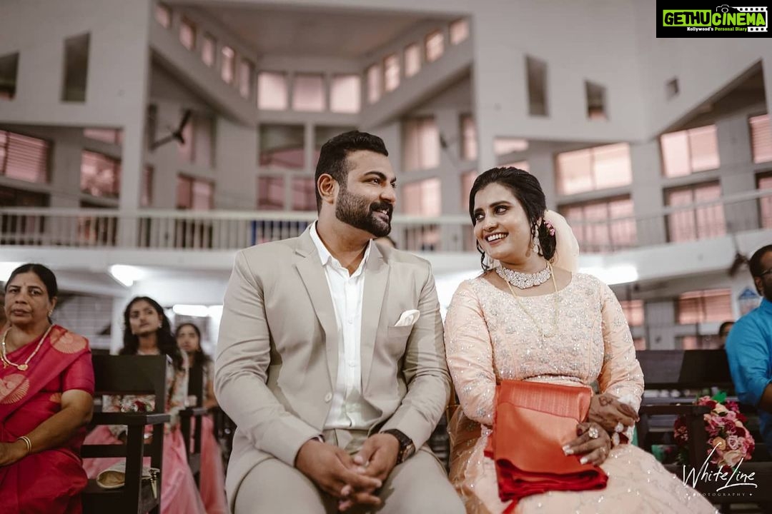 Roshna Ann Roy Instagram - Best friends for life, husband and wife... ❤️ @kichutellus 28 .11.2020 Mua : @shibin4865 Costume: @dhaga_brand Jwells : @rubyscreations17 Kichu's suite : @hemmerdesigns Mua & styling : @soorajskofficial