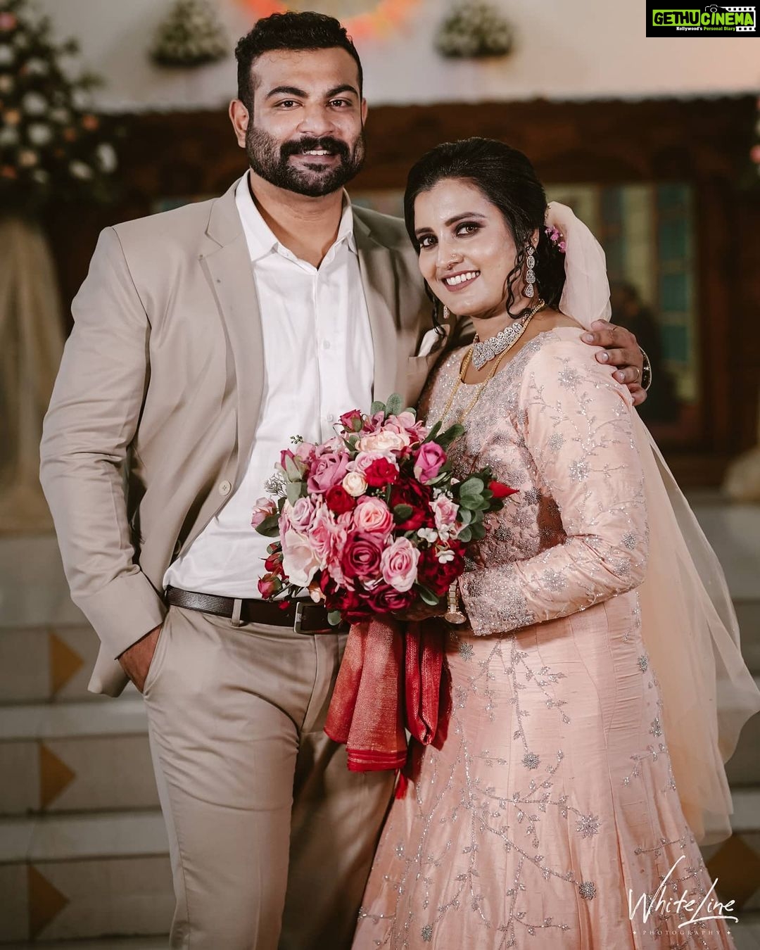 Roshna Ann Roy Instagram - 28. 11 . 2020 ... @kichutellus ... 📸. : Team , @_whitelinephotography_ @sainu_whiteline Bride Mua : @shibin4865 Costume : @dhaga_brand Designer : @zohib_zayi Jwells. : @rubyscreations17 Boquet : @sumamsflorals Groom Suite : @hemmerdesigns Mua & styling : @soorajskofficial