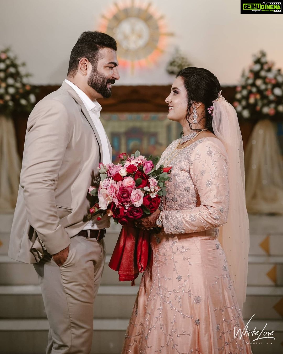 Roshna Ann Roy Instagram - 28. 11 . 2020 ... @kichutellus ... 📸. : Team , @_whitelinephotography_ @sainu_whiteline Bride Mua : @shibin4865 Costume : @dhaga_brand Designer : @zohib_zayi Jwells. : @rubyscreations17 Boquet : @sumamsflorals Groom Suite : @hemmerdesigns Mua & styling : @soorajskofficial