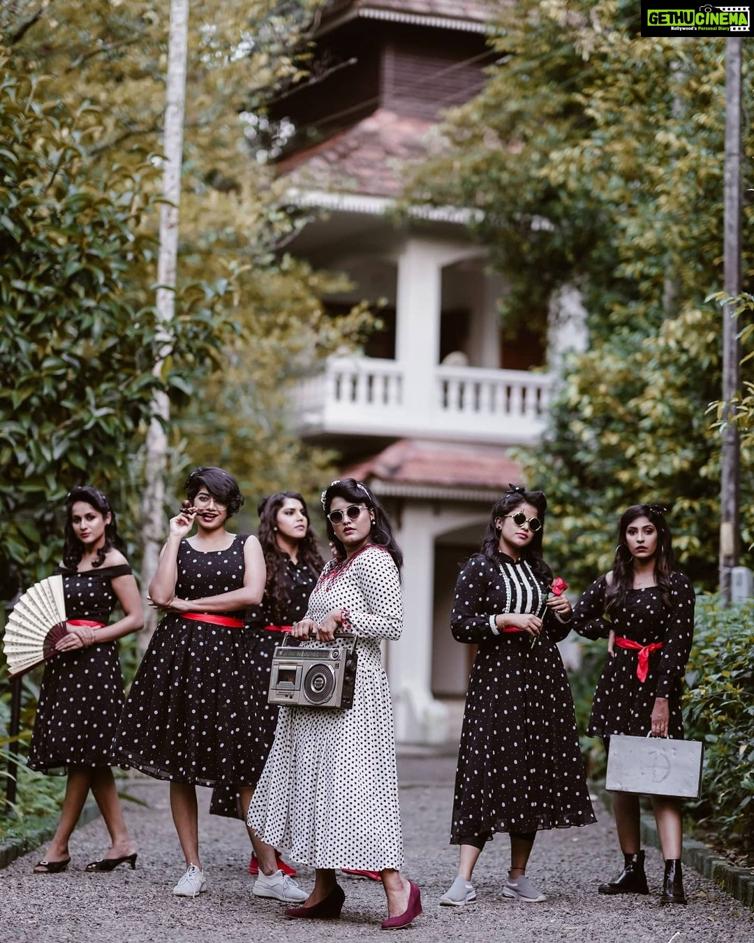 Roshna Ann Roy Instagram - Squad : ❤️ @anarkalimarikar @binnyrinkybenjamin @deepzzpaul @akhila_mathwe @shinnuu @_athiraradhakrishnan 📸 : @_whitelinephotography_ @sainu_whiteline Mua : @femy_antony_makeup_artist @neethu.1986 Costume : @episode_c_cube__ Styling : @_akhilamathew Loc. @once_upon_the_river