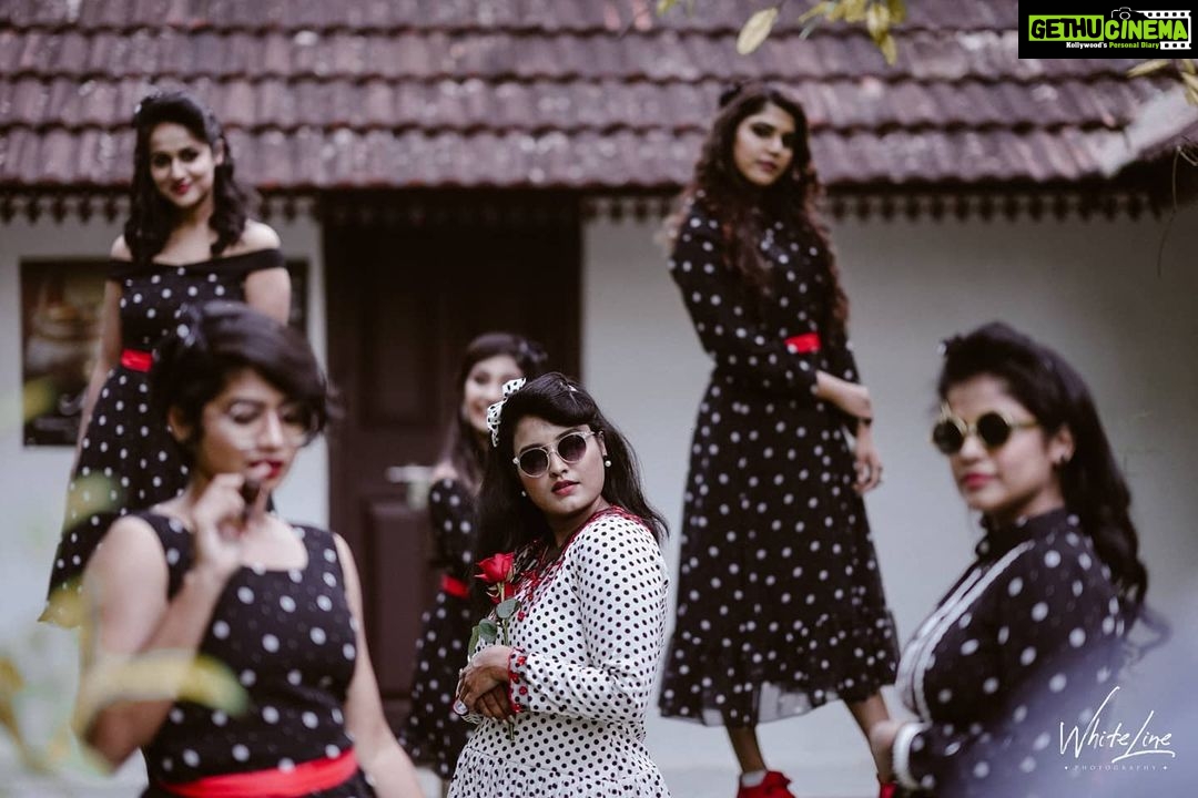 Roshna Ann Roy Instagram - 🤝 Squad : ❤️ @anarkalimarikar @binnyrinkybenjamin @deepzzpaul @akhila_mathwe @shinnuu @_athiraradhakrishnan 📸 : @_whitelinephotography_ @sainu_whiteline Mua : @femy_antony_makeup_artist @neethu.1986 Costume : @episode_c_cube__ Styling : @_akhilamathew Loc. @once_upon_the_river
