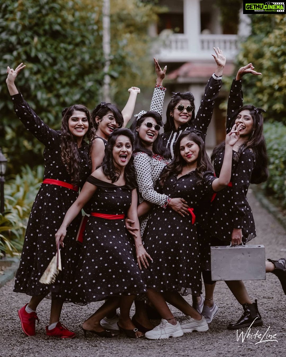 Roshna Ann Roy Instagram - Little things make big days..... . . .🤝🤝 Squad : ❤️ @anarkalimarikar @binnyrinkybenjamin @deepzzpaul @akhila_mathwe @shinnuu @_athiraradhakrishnan 📸 : @_whitelinephotography_ @sainu_whiteline Mua : @femy_antony_makeup_artist @neethu.1986 Costume : @episode_c_cube__ Styling : @_akhilamathew Loc. @once_upon_the_river