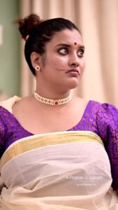 Roshna Ann Roy Instagram - Every makeup addicts/reelsസോളികൾ can relate 😂..... ♥️ Thank u @pranavcsubash_photography for this 💜 Team : @styles_by_deepika Mua : @aiswaryasmakeover Cute. : @kichuanil.efx_ #makeup #keralasaree #treditionallook #keralagallery #musicvideo #reelsmalayalam #keralaattraction #mallugram #intsagram #reels #roshnaannroy #malayali