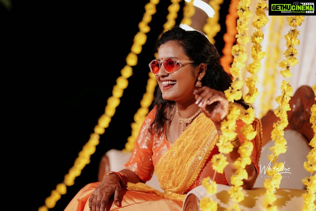 Roshna Ann Roy Instagram - I love being the reason behind your bridal mehndi.....π₯π₯π₯ Team : @sainu_whiteline @_whitelinephotography_ Glass : @zoomoptikcalicut Mua : @mjsindhu Costume : @manka.couture Mehandi : @nizanmehandidesigns