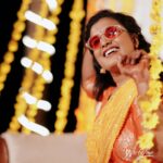 Roshna Ann Roy Instagram – Why should yellow have all the fun?
.
 .
…. ..
 Team :  @sainu_whiteline
@_whitelinephotography_

Glass : @zoomoptikcalicut
Mua : @mjsindhu
Costume : @manka.couture
 Mehandi : @nizanmehandidesigns Era Nature