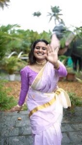 Roshna Ann Roy Instagram - It’s a season where everyone comes together in celebration.😘 
Happy onam guuyyyzzzz….😍 
📸 : @stories_by_devkrishna 
Jwells: @inikacollections 
Saree: @ardent_vogue 
#onamreels #keralaonam #treditionallook #saree #onam2022 #onamcelebration #onamspecial #roshnaannroy #festivaloutfit #festivalseason #reelsmalayalam #reelsvideo