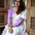 Roshna Ann Roy Instagram - ഓണായി "ട്ടോ ".....😂😄💜 Very happy happy onam to all ma dears…♥️💜💙 📸. : @stories_by_devkrishna Jwells: @inikacollections Saree. : @ardent_vogue #onam2022