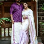 Roshna Ann Roy Instagram - നിങ്ങൾ ചവിട്ടി താഴ്ത്തിയവരും ചവിട്ടി പുറത്താക്കിയവരും തിരിച്ച് വാര്ന്നൊരുക്കി കാലമുണ്ട് എന്ന ഓർമ്മപ്പെടുത്തലാണ് ഓണം..💜… 🌸 we wish a very very happy onam 💜 @kichutellus 💜 📸 : @stories_by_devkrishna Saree : @ardent_vogue Jwells : @inikacollections #onamvibes #keralaonam #onam2022 #familyonam #myonam #keralasaree #treditional #onamspecial
