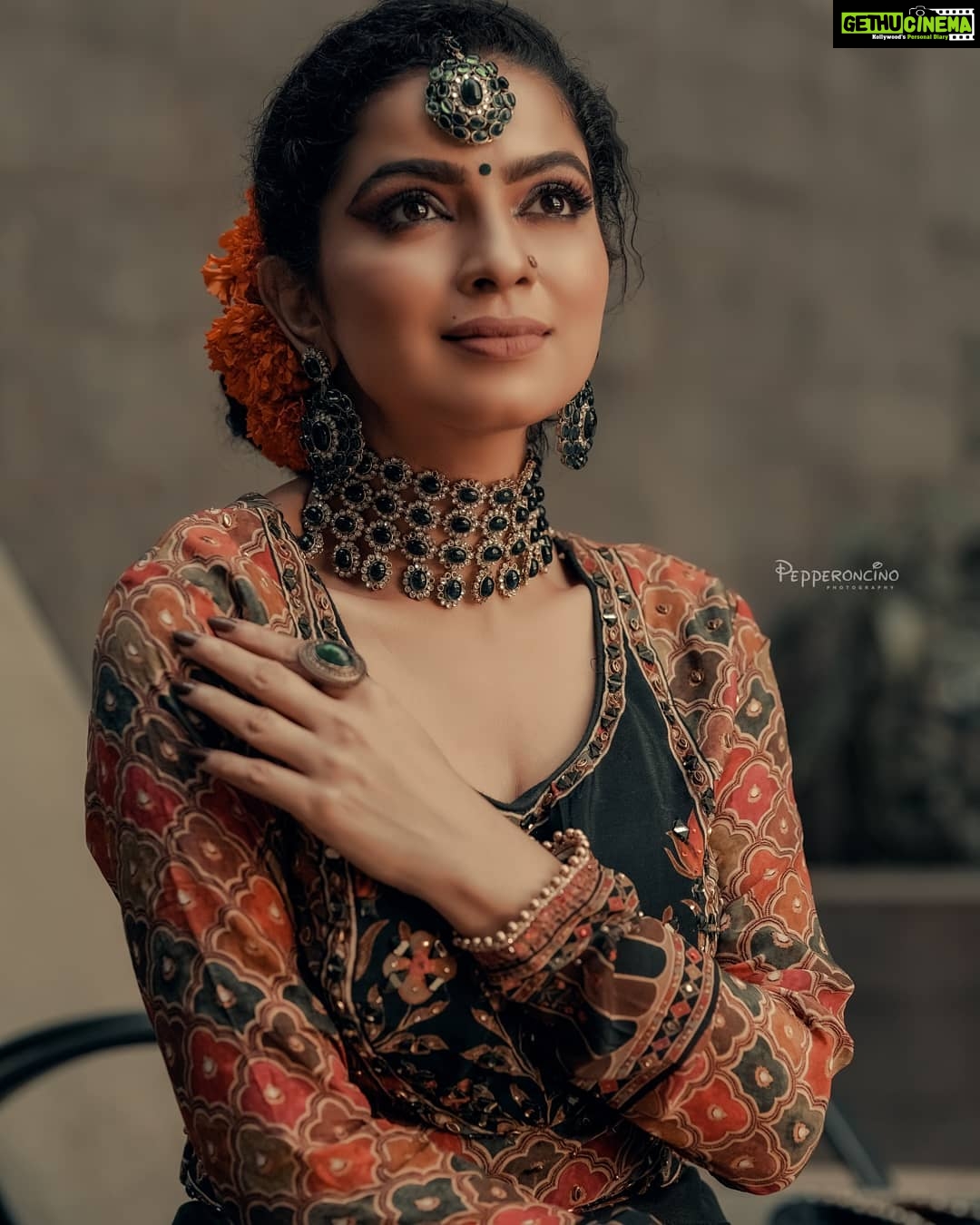 Roshna Ann Roy Instagram - Our latest shoot ( @rr.makeovers ) for artist @ranjitha.menon And its very pleasure working with u... dear ... ♥️🖤 i wish all the best, for her ...upcoming movie " sajan bakery " and its happiest project for me ... thank u...somuch ranjitha for choosing me ❣️ Inframe @ranjitha.menon Mua & styling : @rr.makeovers @roshna.ann.roy 👗 : @ladies_planet_ Jewellery : @ladies_planet_rental_jewellery Hair : @style_art_by_rinty ,📸 ;: @arun_manuel_ & @beniveesjo