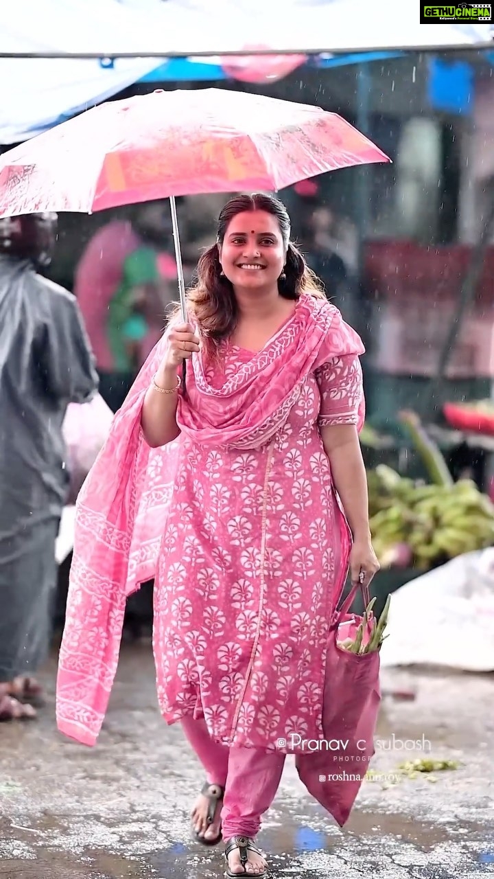 Roshna Ann Roy - 15K Likes - 🏵️😁
കഴിഞ്ഞ ഓണസദ്യക്ക് nonveg വിളമ്പിയത് നിങ്ങളെ ഒരുപാട് വിഷമിപ്പിച്ചിട്ടുണ്ടെന്നു എനിക്കു മനസിലായി അതോണ്ട് ഈ പ്രാവശ്യം full freshhhh 😂 എല്ലാവരും ക്ഷമിക്കുക 🙏🏻
ശെരിക്കും സദ്യ ,,,,
എരിവ്, പുളിപ്പ്, ഉപ്പ്, മധുരം, കയ്പ്, ചവര്പ്പ് എന്നീ ആറുരസങ്ങളും ചേര്ന്ന സദ്യയില് അവിയലും സാമ്പാര്, പരിപ്പ്, എരിശ്ശേരിയും നാലുകൂട്ടം ഉപ്പിലിട്ടതും, പപ്പടം, പായസം തുടങ്ങിയവയാണ് പ്രധാനപ്പെട്ട വിഭവങ്ങള്, (noted )
ഓണം ആഘോഷിക്കുവാണേഇങ്ങനൊക്കെ ആഘോഷിക്കണം
അല്ലേലും...സദ്യയില്ലാതെ❤ മലയാളികളികൾക്ക് എന്ത് ഓണം!!
🏵️🏵️🏵️🏵️🏵️🏵️🏵️
" മാവേലി നാട് വാണീടും കാലം
മാനുഷരെല്ലാരുമൊന്നുപോലെ
ആമോദത്തോടെ വസിക്കും കാലം
ആപത്തങ്ങാർക്കുമൊട്ടില്ല താനും""🌻🏵️ 🌻
എല്ലാവർക്കും എന്റെയും കുടുംബത്തിന്റെയും ഓണാശംസകൾ,, എല്ലാവർക്കും നല്ലത് മാത്രം വരുത്തണെ ഈശ്വരാ ... 🥰🥰🙏🏻
🌸happy onam guuuoooyyzz🌸
Ma team :🏵️
📸 : @pranavcsubash_photography
Cuts : @kichuanil.efx_
Mua : @aiswaryasmakeover
Assist : @styles_by_deepika
Music cuts : @mr.attitu_d
Saree : @kuthampullynaithukada
Jwells : @inikacollections
#onam2022 #onamcelebration #onamsaree #onamsadhya #onamspecial #onamcooking #instagram #keralatreditional #onakkalam #pookkalam #onamfestival #onamsongs #saree #roshnaannroy #photography