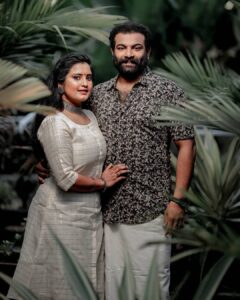 Roshna Ann Roy Instagram - My happ place 🤗❣️
......💍💍💍💍💍
We are so excited..., so in Love♥️
And so, redy to get married.... 🌻♥️✌️
@kichutellus

📸 : @vishnunelladu 
👗 : @dhaga_brand 
Mua : @neethu.1986