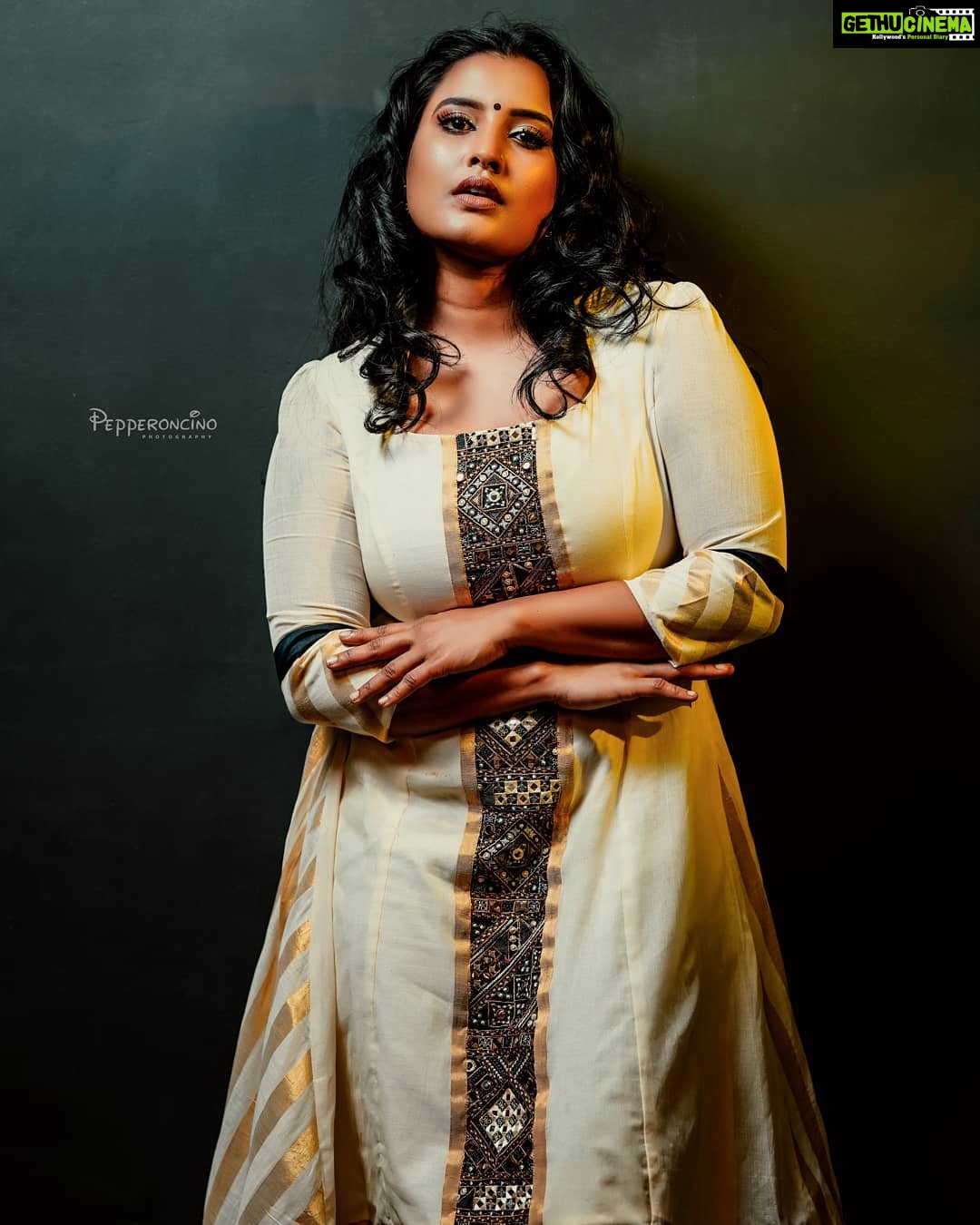 Roshna Ann Roy Instagram - 🖤🖤🖤🖤🖤🖤🖤🖤🖤 📸 : @beniveesjo @arun_manuel_ Mua : @parinayah - @meeramax_academy 👗 : @aatmabyamitha 😍