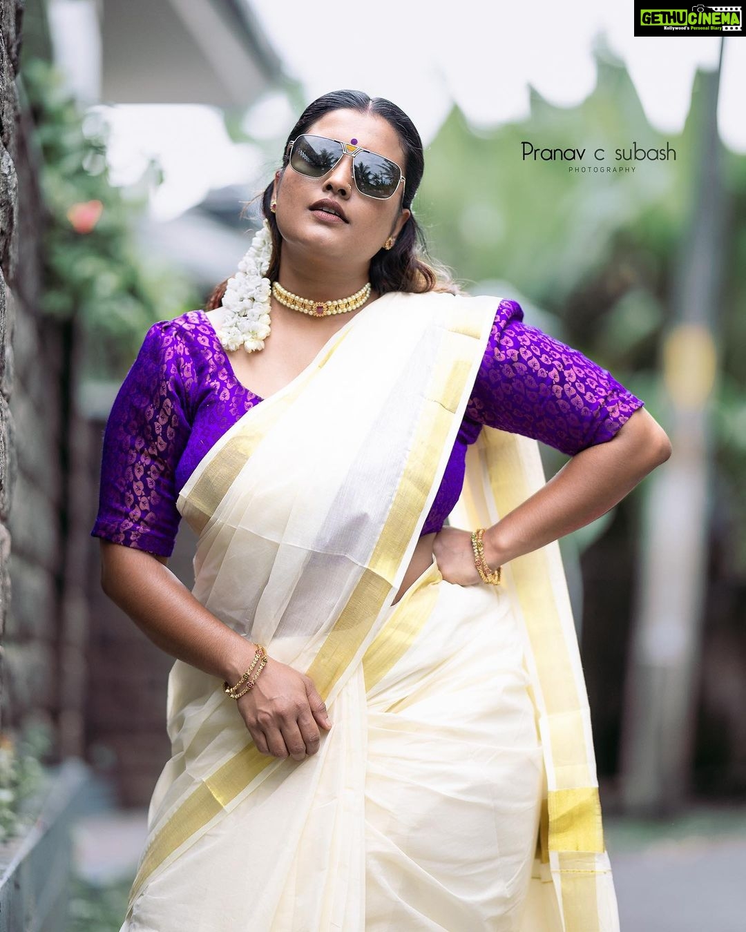 Roshna Ann Roy Instagram - ന്തായി മക്കളേ ഓണം???...🤪🤪💜 … 🪷🌸🪷🌸🪷🌸🪷🌸🪷🌸🪷🌸 Happy ഉത്രാടം to all...!!!!☔️ 📸. : @pranavcsubash_photography Mua : @aiswaryasmakeover Saree : @kuthampullynaithukada Jwells: @inikacollections #onam2022 #onamvibes #keralaonam #malayaleeonam #onamcelebration #onamphotoshoot #roshnaannroy #treditional