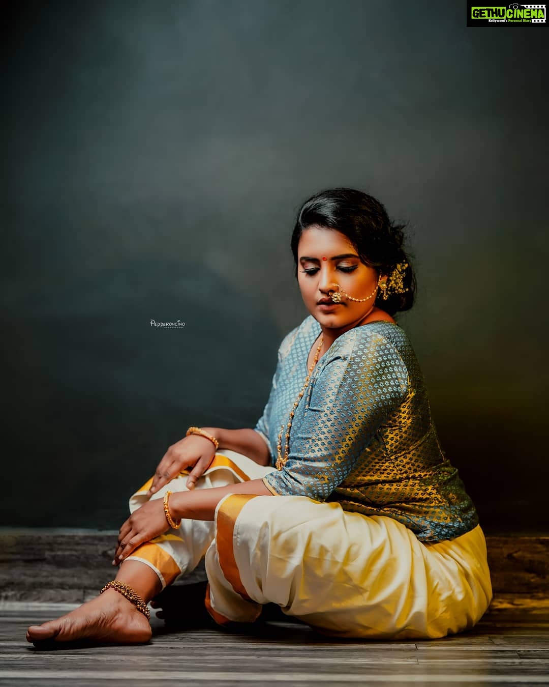 Roshna Ann Roy Instagram - 🖤 📸 :@arun_manuel_ & @beniveesjo Jewellery :@macsjewelry Mua : @meeramax_academy -@parinayah