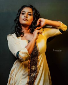 Roshna Ann Roy Instagram - 🖤
 📸 : @arun_manuel_ & @beniveesjo 
Mua : @meeramax_academy  #remya
👗 : @aatmabyamitha 🌻🌼 
Jewellery : @macsjewelry