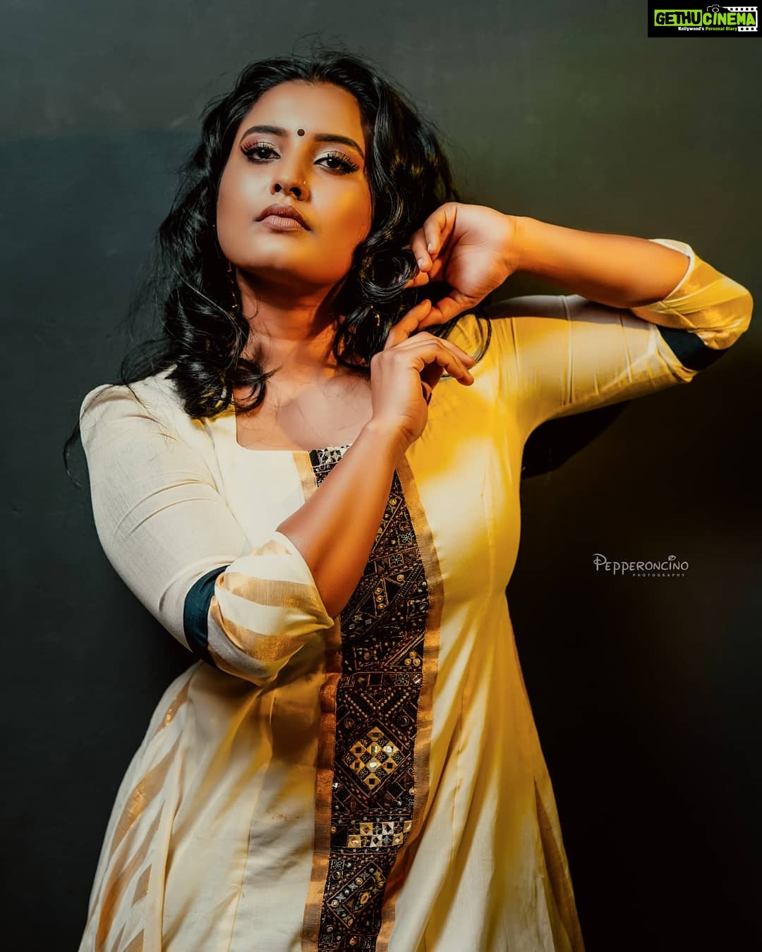 Roshna Ann Roy - 11.3K Likes - 🖤
📸 : @arun_manuel_ & @beniveesjo
Mua : @meeramax_academy #remya
👗 : @aatmabyamitha 🌻🌼
Jewellery : @macsjewelry