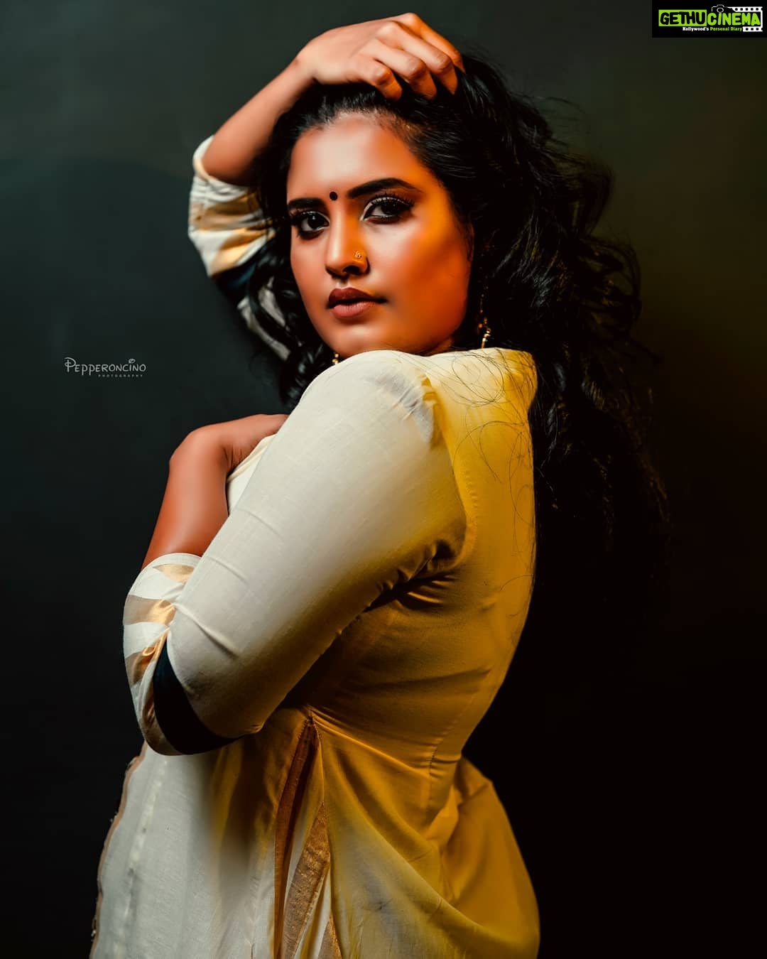 Roshna Ann Roy Instagram - 🖤 🖤🖤🖤🖤🖤🖤🖤🖤🖤🖤🖤🖤🖤🖤🖤 🌼🌼🌼🌼🌼🌼🌼🌼🌼🌼🌼🌼🌼🌼🌼🌼 📸 : @beniveesjo & @arun_manuel_ 👗 : @aatmabyamitha Jewellery : @macsjewelry Mua : @meeramax_academy 🖤🖤🖤🖤🖤🖤🖤🖤🖤🖤🖤🖤🖤🖤🖤🖤🌻🌻🌻🌻🌻🌻🌻🌻🌻🌻🌻🌻🌻🌻🌻🌻