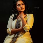 Roshna Ann Roy Instagram - കരുതലിന്റെ കൊറോണം ആശംസകൾ !!🌹 എന്നെ സ്നേഹിക്കുന്ന എന്റെ എല്ലാ കൂട്ടുകാർക്കും .. ഓണാശംസകൾ . 🙏🙏🙏 ... ... ... എന്റെ profileil എനിക്കൊരു image ഇടാൻ ഉണ്ടായിരുന്നില്ല, തട്ടിക്കൂട്ടി എടുത്തതാണ് ഇപ്പോഴുള്ള ഓട്ടം makeupilek ആയതു കൊണ്ട് മാത്രം കുറഞ്ഞു പോയതാണ്..... ഒരുപാട് പേര് എന്നോട് ചോദിച്ചതുമാണ്.... അതുകൊണ്ട് തന്നെ ഈ phto shre ചെയ്യുമ്പോ എന്നെ പോലെ തന്നെ നിങ്ങൾക്കും സന്തോഷവുമെന്നു വിചാരിക്കുന്നു .. thts enough !!! ഒരുപാട് നാളുകൾക്കു ശേഷം makeup ചെയ്തതാണ്, ഇത്രയും എന്നെ സുന്ദരി ആക്കിയത് @meeramax_academy ♥️ Thank u somuch remyachechi ♥️🌹🌹😍 Thank u...somuch @meeramax_makeupartist Phto by : @arun_manuel_ & @beniveesjo Jwellery : @macsjewelry 👗 : @aatmabyamitha Love u... all.... 👓👓👓👓👓😍