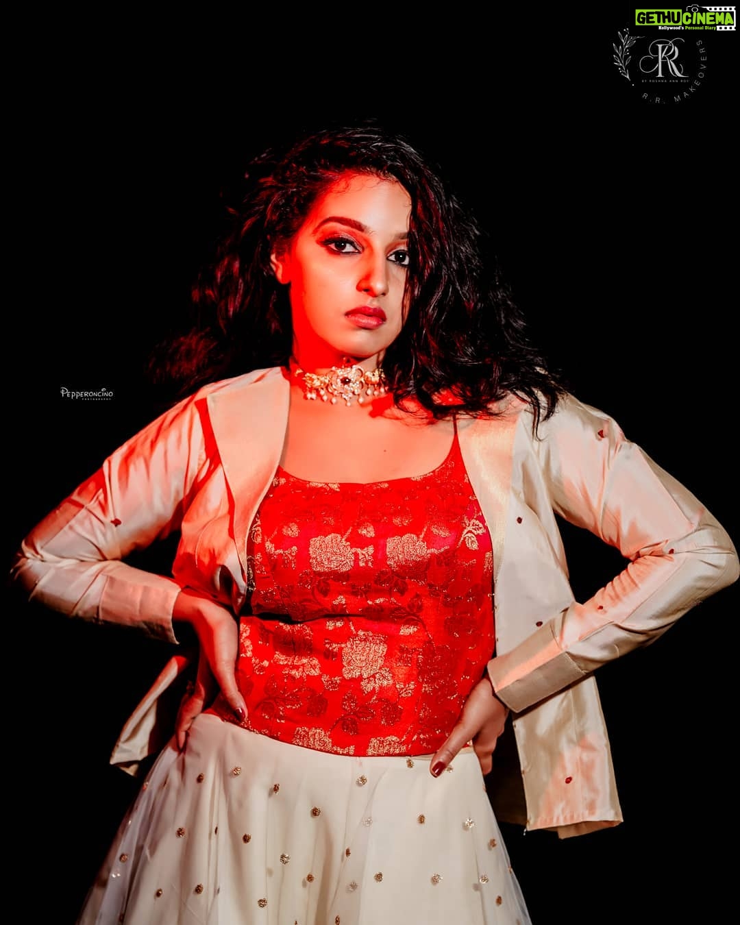 Roshna Ann Roy Instagram - She s absolutely stunning !!!🌹 #onamseries2020 In frame : @malavikacmenon 📸 : @arun_manuel_ & @beniveesjo Makeup & styling : @roshna.ann.roy 💄 @rr.makeovers Jewellery : @macsjewelry 👗 : @chakitha_designs Designer : @remya_akhilesh Loc : @meeramax_academy ♥️