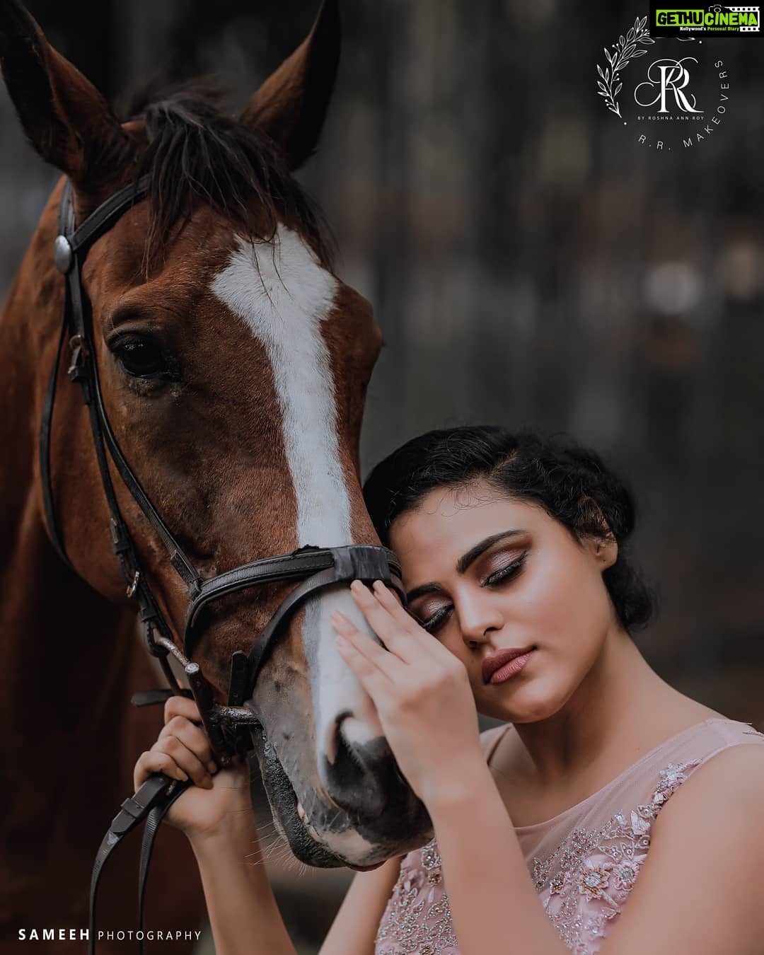 Roshna Ann Roy Instagram - Our happiest work ending with this !!! Gorgeous my darling @vincy_aloshious looking perfect in my touch .... i think frst time with a pet horse .. thank u.. somuch @eranature for this grt space .... and we loved it !!! . . In frame : @vincy_aloshious 📸 : @same_e_h Mua : @rr.makeovers Styling : @roshna.ann.roy Outfit : @ladies_planet_ Designer : @noushad_ladiesplanet